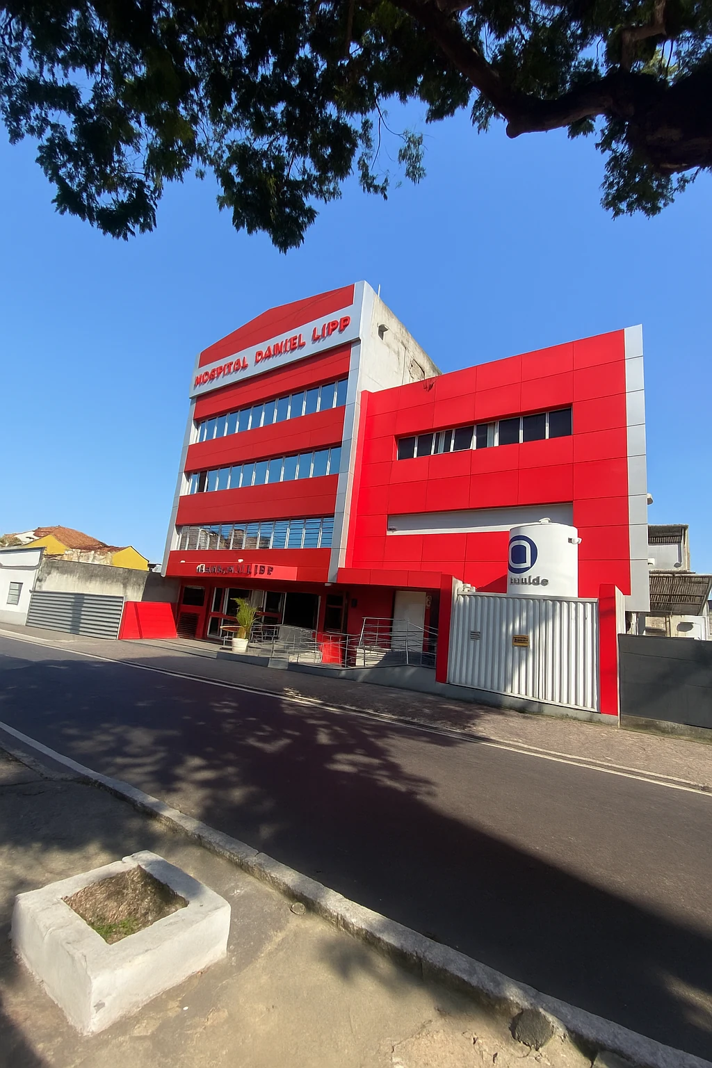 Fachada vermelha do Hospital Daniel Lipp, em Duque de Caxias
