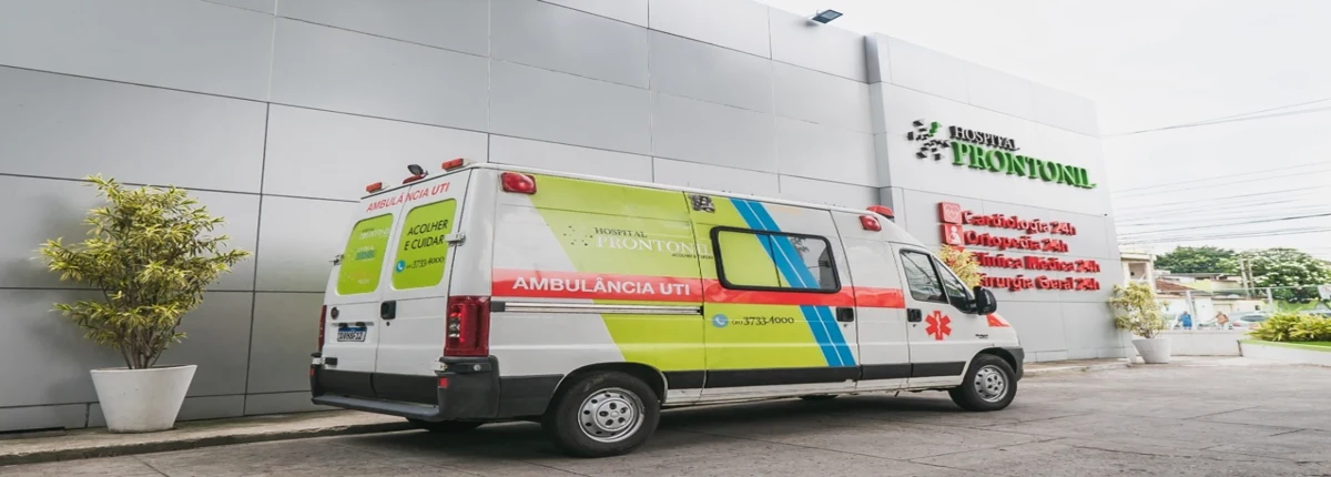 Fachada do Hospital Geral Prontonil com ambulância, em Nova Iguaçu